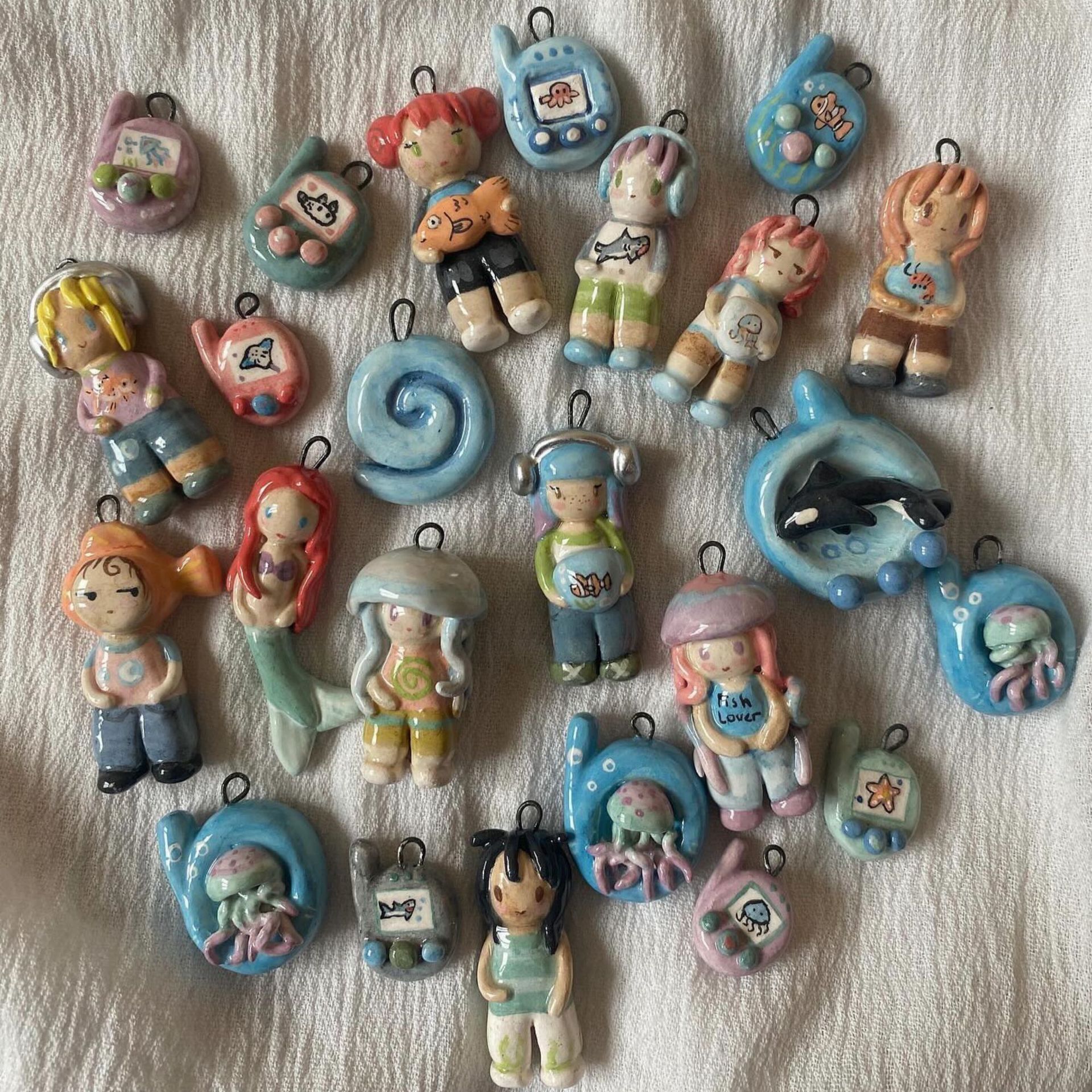 跨境速卖通2025秋冬新款不锈钢电话机小帅小美小鱼卷螺滴油吊坠