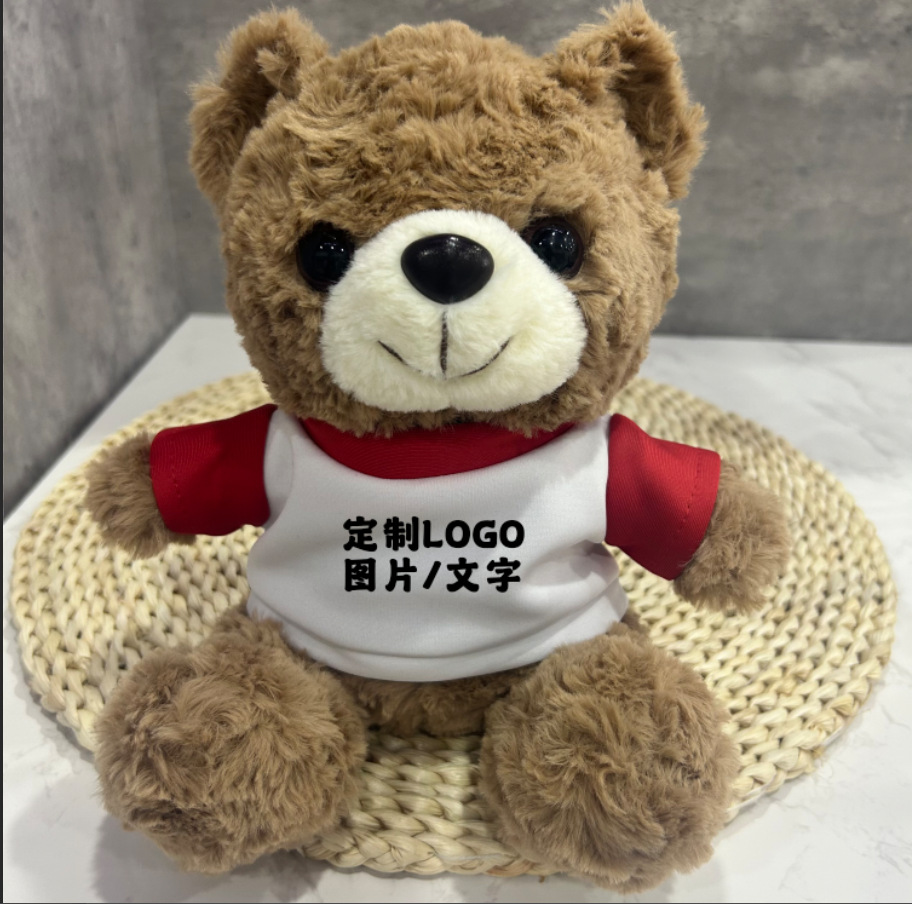 Los juguetes de peluche lindos se pueden combinar con logotipos impresos para enviar muñecas de muebles a amigos y vecinos.