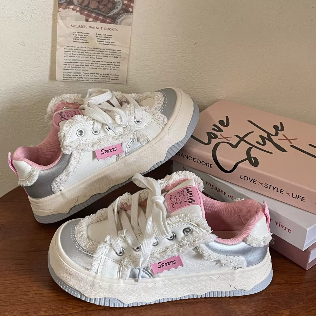 Симпатичные серебристо-розовые белые туфли на толстой подошве с круглым носком для женщин, весна-лето 2025, кожаные повседневные нишевые спортивные кроссовки с необработанными краями для женщин
