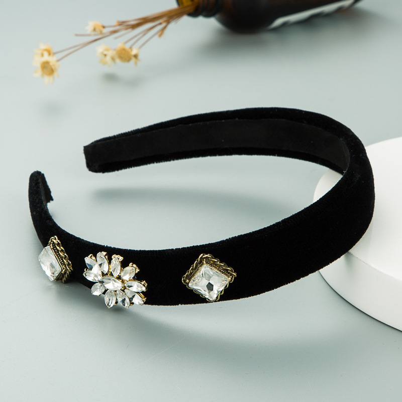 Retro Baroque Bee Pearl Rhinestone Velvet Headband display picture 4