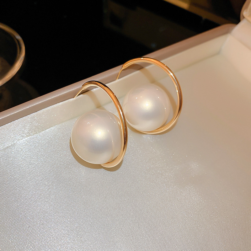 Aguja de plata pendientes de perlas de agua dulce verdadero oro galvanoplastia moda todo partido nicho de lujo de alta calidad pendientes de fábrica al por mayor