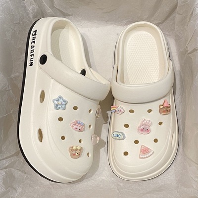 Летние тапочки в стиле Crocs, нескользящие босоножки на платформе, пляжные женские тапочки, подходят для носки на улице, коллекция 2024 года, антибактериальная пропитка, женский стиль