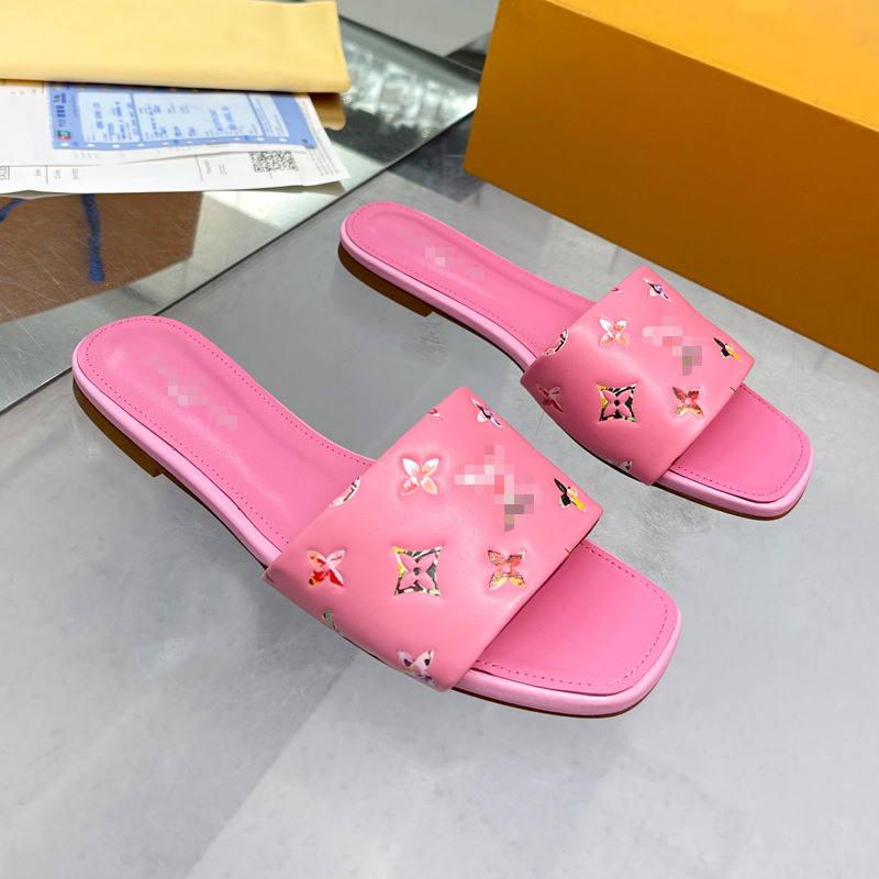 Europa y los Estados Unidos de moda sandalias casuales 2025 nuevo cuero de color sólido en relieve zapatillas de playa una zapatilla para mujeres comercio exterior