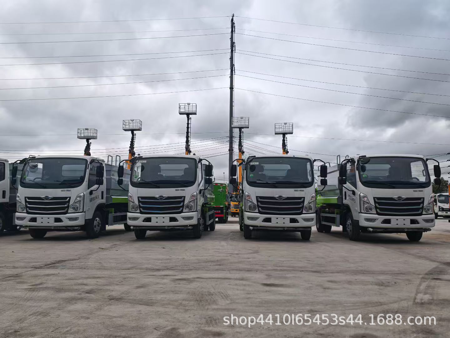 Qifang Blue Brand Source Manufacturer Direct Sales, Sprinkler Truck Wholesale Manufacturer, Door-To-Door Delivery with License Plate Included