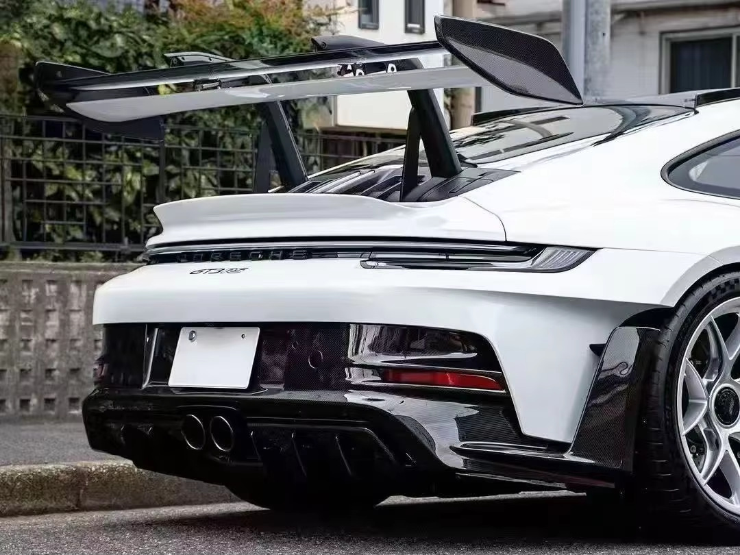 Suitable for Porsche 911 992 GT3RS original dry carbon fiber modification kit, front, middle, rear lip and side skirts