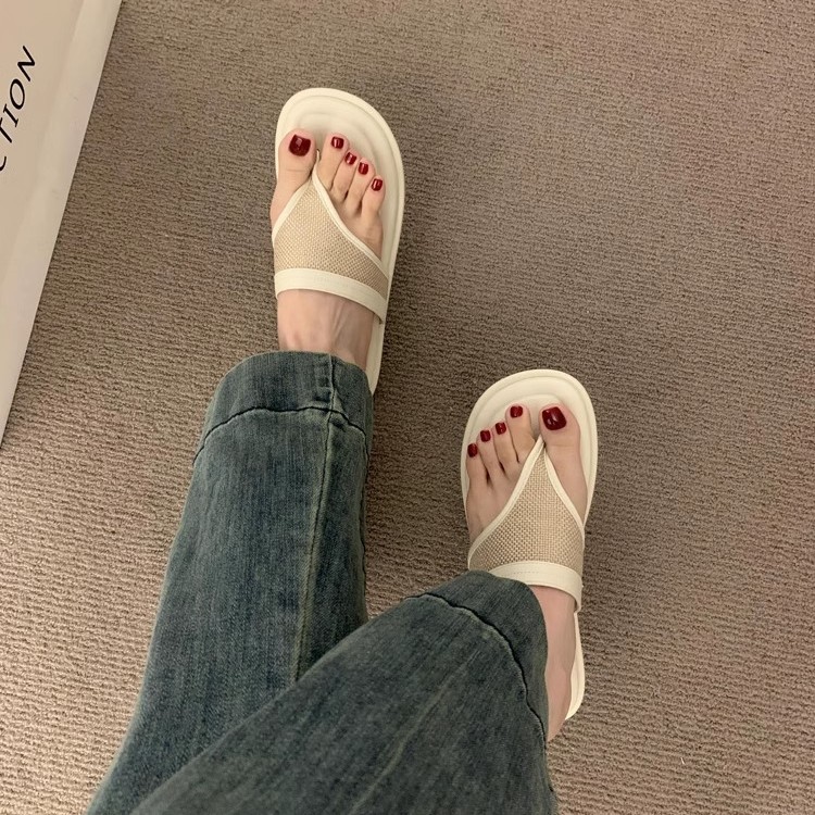 Sandalias y zapatillas chanclas planas negras estilo hada coreana para mujer en verano 2025 nuevos zapatos de playa casuales junto al mar