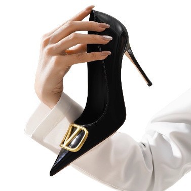 2024 가을 유럽 및 미국 스타일 패션 여성 구두 얇은 굽 하이힐 얕은 입구 뾰족한 앞코 슬림 메탈 사각 버클 단화 트렌드