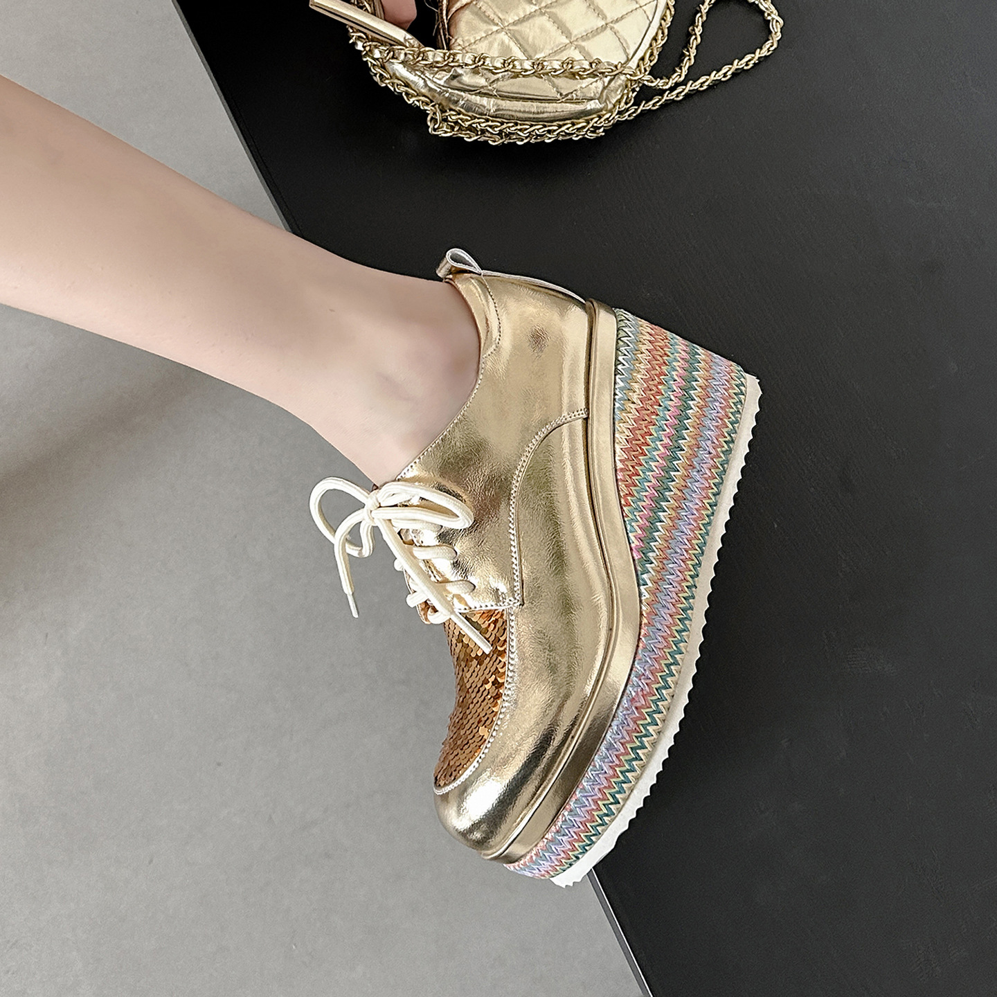 Giày loafer nữ đế xuồng cao gót 9 cm, phối đế cói, dây buộc, phối sequin lấp lánh — màu vàng, xanh lam