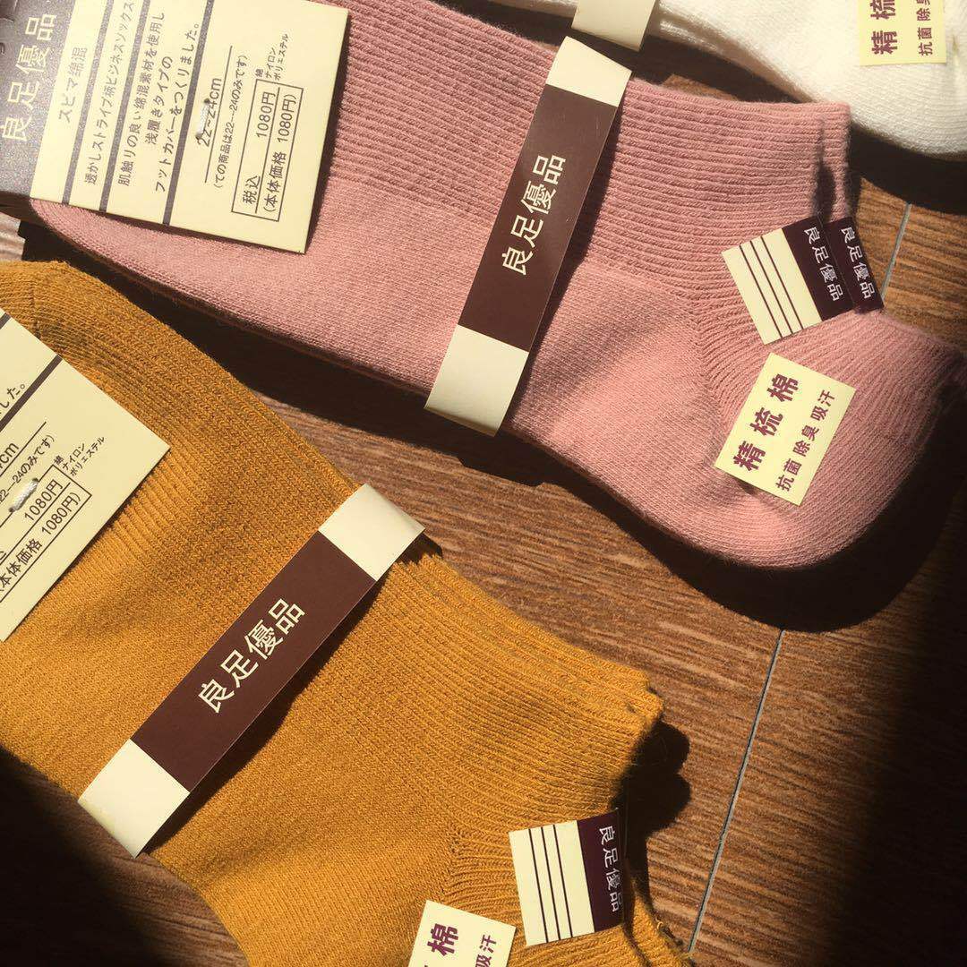 ¡Nos tomamos en serio el rendimiento de los costos! La aguja doble fina del verano de los hombres y de las mujeres peinó los calcetines del algodón del color sólido