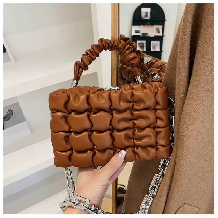 2021 New Fashion Chain Portable Small Square Bag Western Style One-shoulder Diagonal Diamond Small Square Bag display picture 9