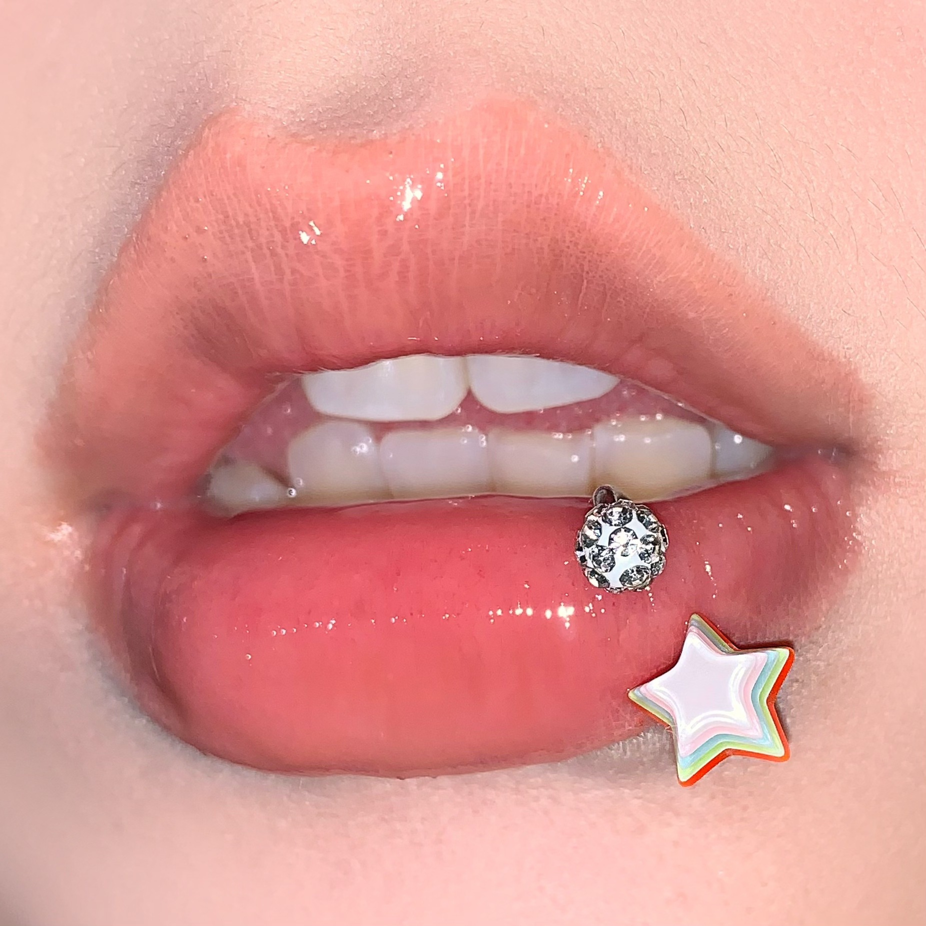 16G labret stud size and finish detail