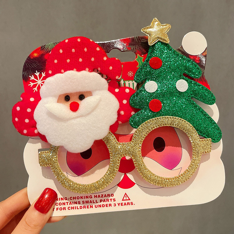 クリスマスツリーの帽子insパーティーは写真を撮って眼鏡を飾っています。子供の大人は祝日のプレゼントを飾っています。|undefined