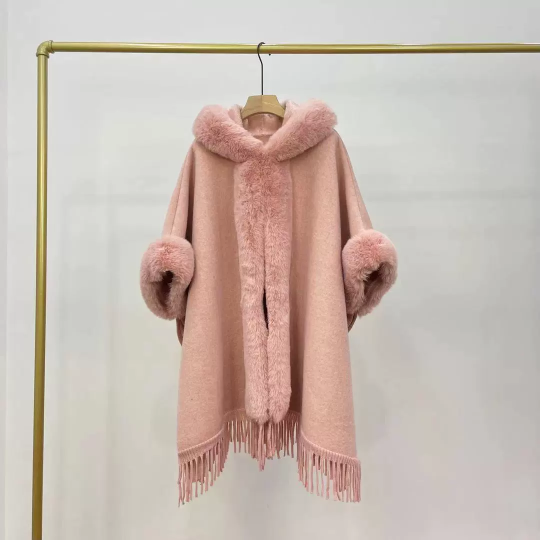 Кашемировый/ knitted wool trench coat with hood? Actually 'Knitted wool trench coat with hood' перевод: вязанный шерстяной плащ с капюшоном, демисезонный, отделка из меха? fleece trim - меховая отделка из флиса, средний размер, абрикосовый или фуксия