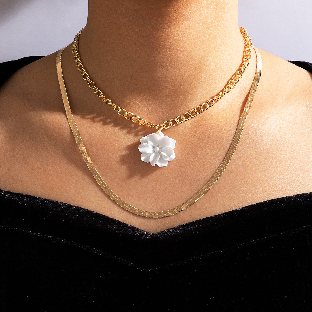 Simple White Flower Multilayer Alloy Necklace display picture 2