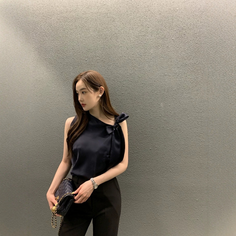 Korean Chic Summer Simple and Elegant Asymmetrical Neckline Tie Bow Design Glossy Sleeveless Shirt for Women