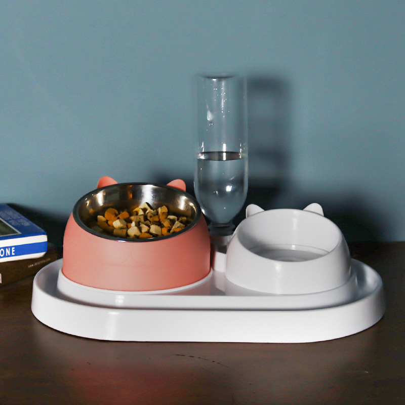 3 대 1 핑크 고양이와 화이트