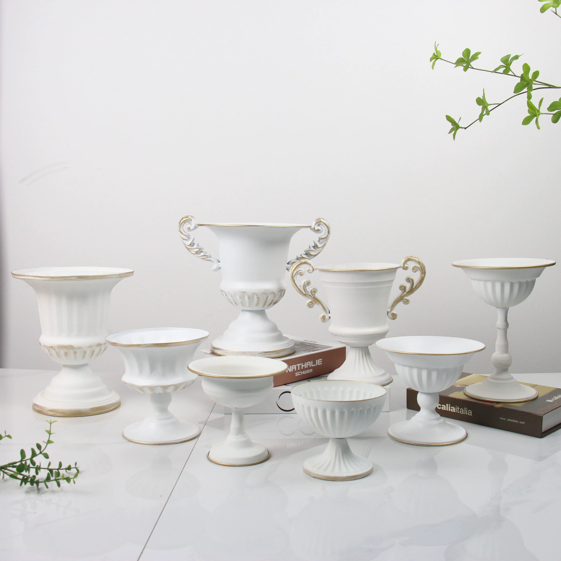 Белый высокий цветочный горшок в европейском стиле