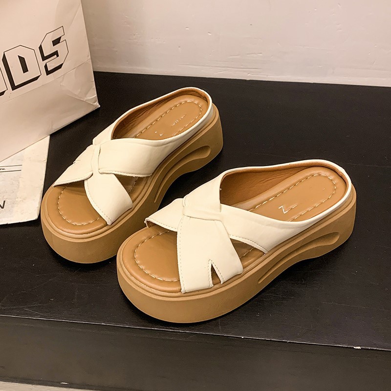 Zapatillas de playa de fondo grueso para mujeres 2026 nuevo estilo de verano exquisitas zapatillas frías de alta calidad con zapatillas de falda