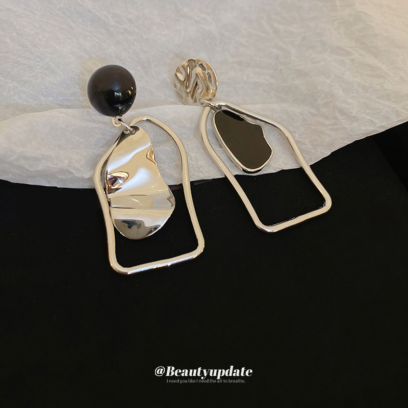 Pendientes de asimetría geométrica con pliegues de aguja de plata Pendientes irregulares de alta gama europea y americana Personalidad de nicho Pendientes nuevos para mujer