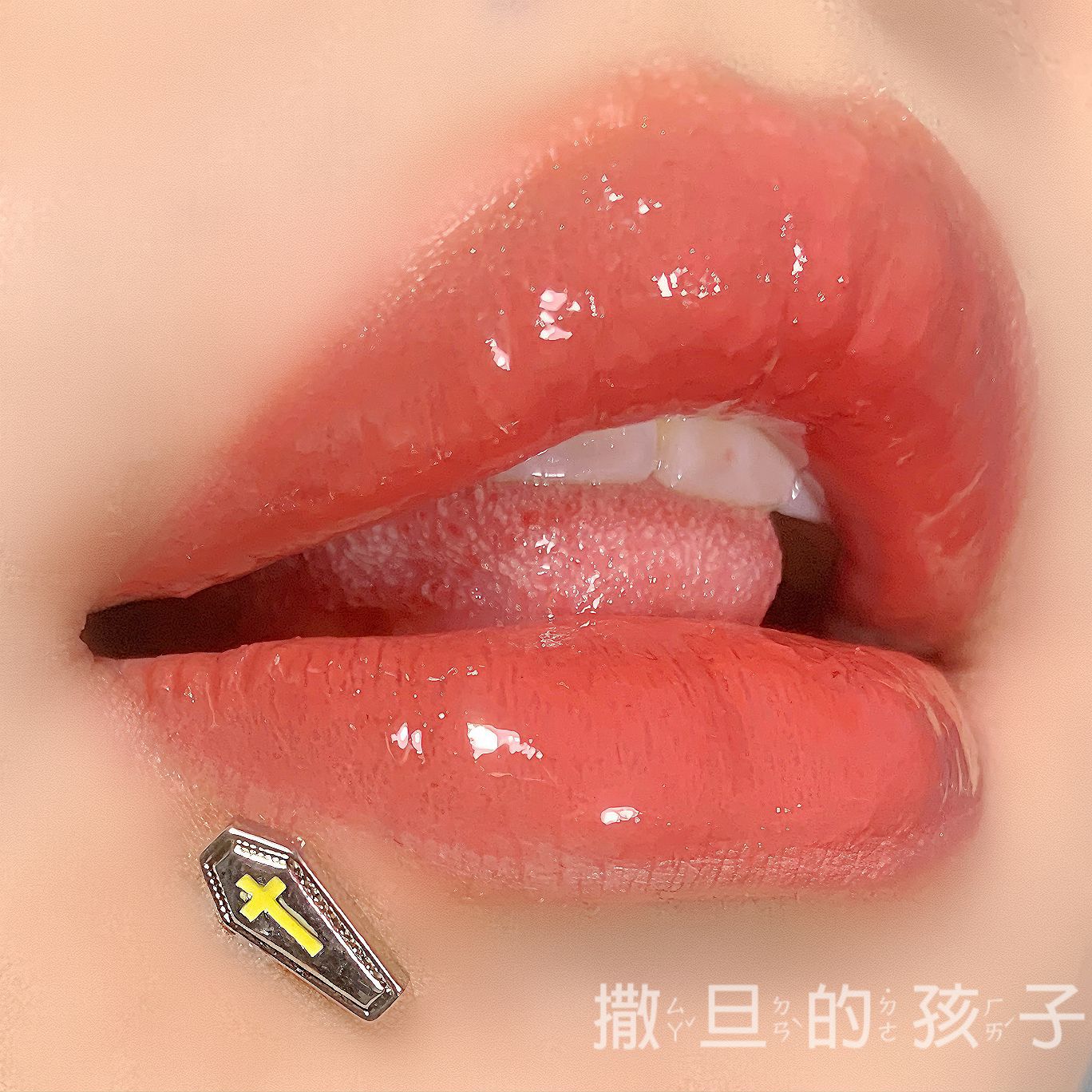Silver pointed spike labret stud material detail