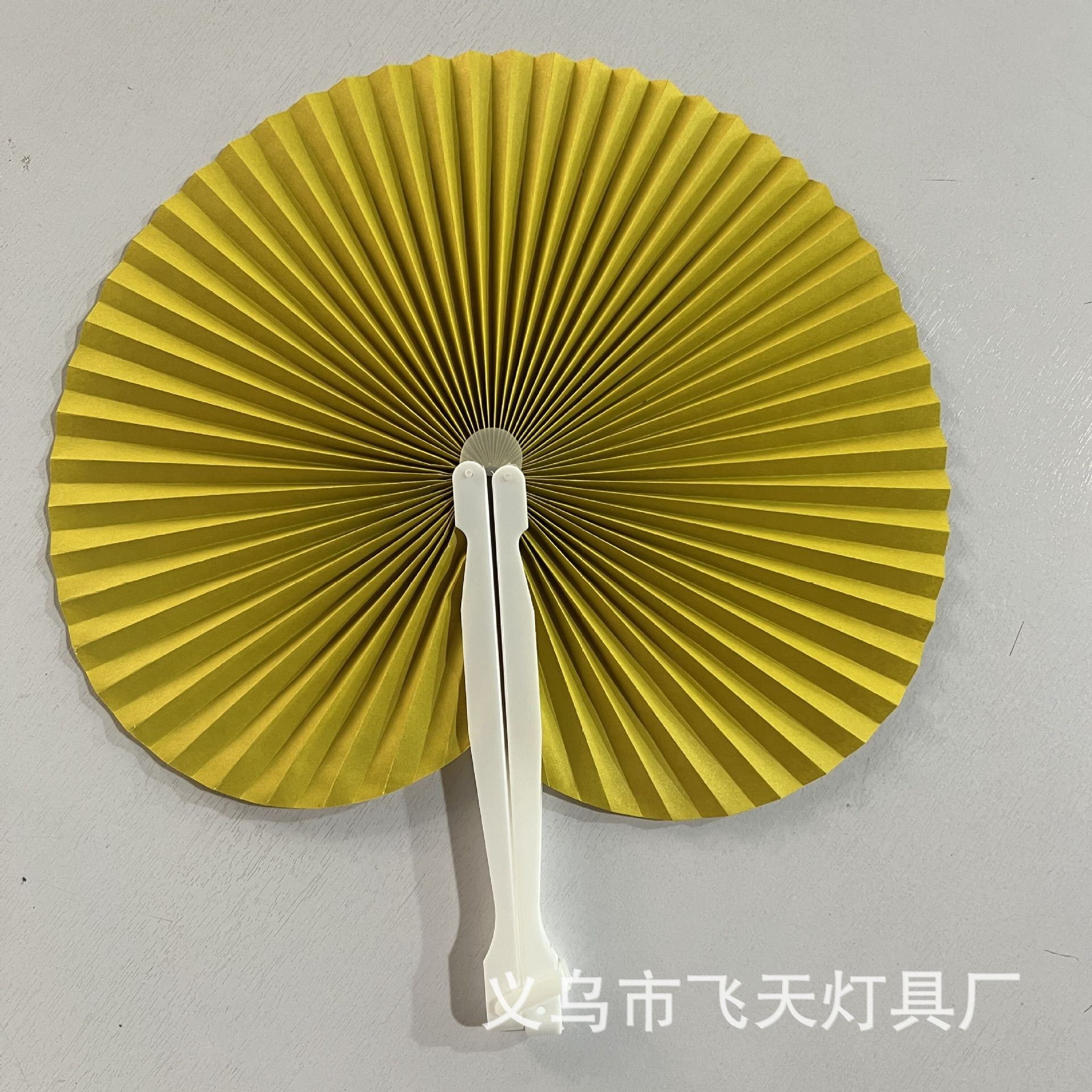 노란색 둥근 종이 부채