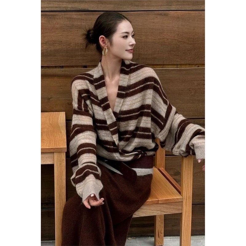 秋季气质高级感大女主气场巨好看咖色条纹针织上衣半身裙套装