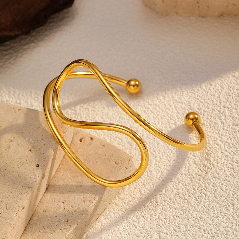 Joyería de acero inoxidable Chenhe para mujer, accesorios de mano de alta gama que no se desvanecen, moda transfronteriza europea y americana, pulsera de acero de titanio de lujo ligero de estilo abierto. image 4
