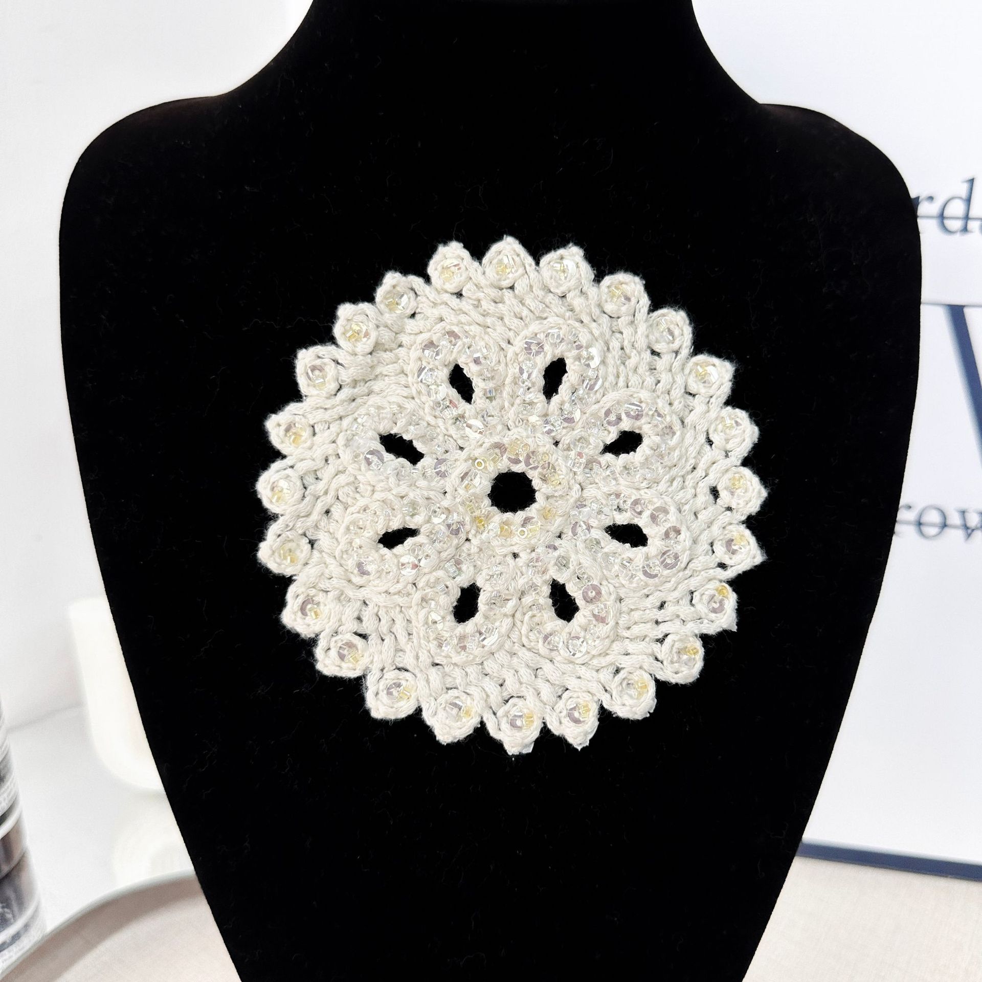 Crochet hecho a mano redondeada tela de encaje pegada con sequela decoración ropa bolsas accesorios DIY