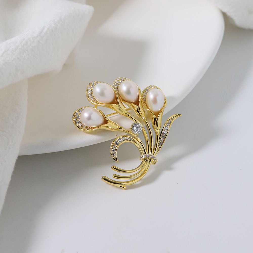 Elegante micro broche de tulipas de flores de perlas de agua dulce de alta calidad para mujeres, flores de flores de flores de pecho de temperamento de broche