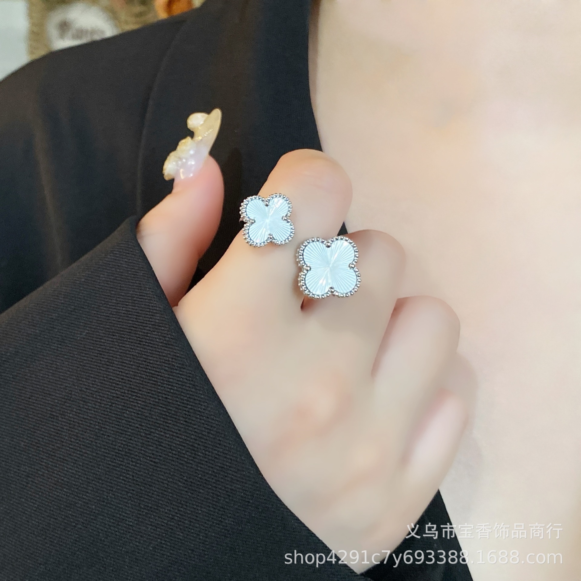 하이 버전 행운의 네 잎 클로버 링 여성의 2024 새로운 틈새 오픈 링 일본과 한국의 달콤한 신선한 쥬얼리