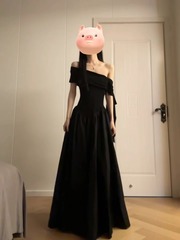 フレンチヘップバーンスタイルのワンショルダーリボン大きなスカート黒のドレス女性のための夏の新しいスタイル痩身気質ロイヤルシスター