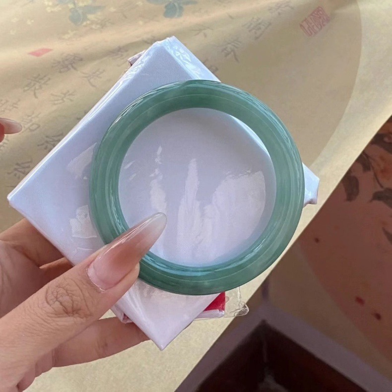 Vòng tay ngọc bích tự nhiên Miến Điện A màu xanh dạng trụ tròn tinh xảo chi tiết 3