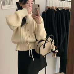 韓国系の優しい風のデザイン感は腰の赤い正月のニットのカーディガンの女性の春の新型はやせているセーターのコートの71を現します。