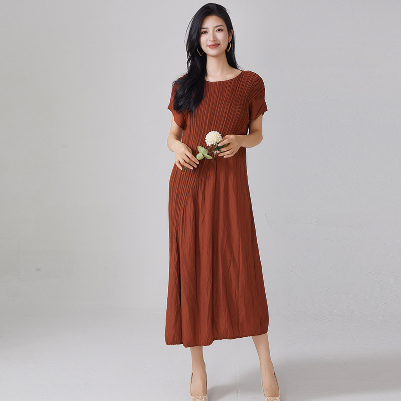 Women's Summer High-End Pleated Dress 2026 Hot Style Round Neck Loose Slimming Versatile Issey Miyake Mid-Length Dress