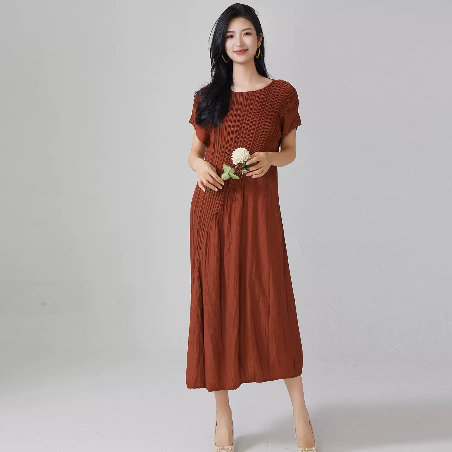 女装夏季高级感褶皱连衣裙2025新款圆领宽松显瘦百搭三宅中长裙子