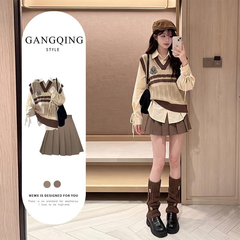 Korean-style preppy early autumn outfit, brown two-piece women's set, super popular autumn outfit in 2026, the whole set is super beautiful, pleated skirt
