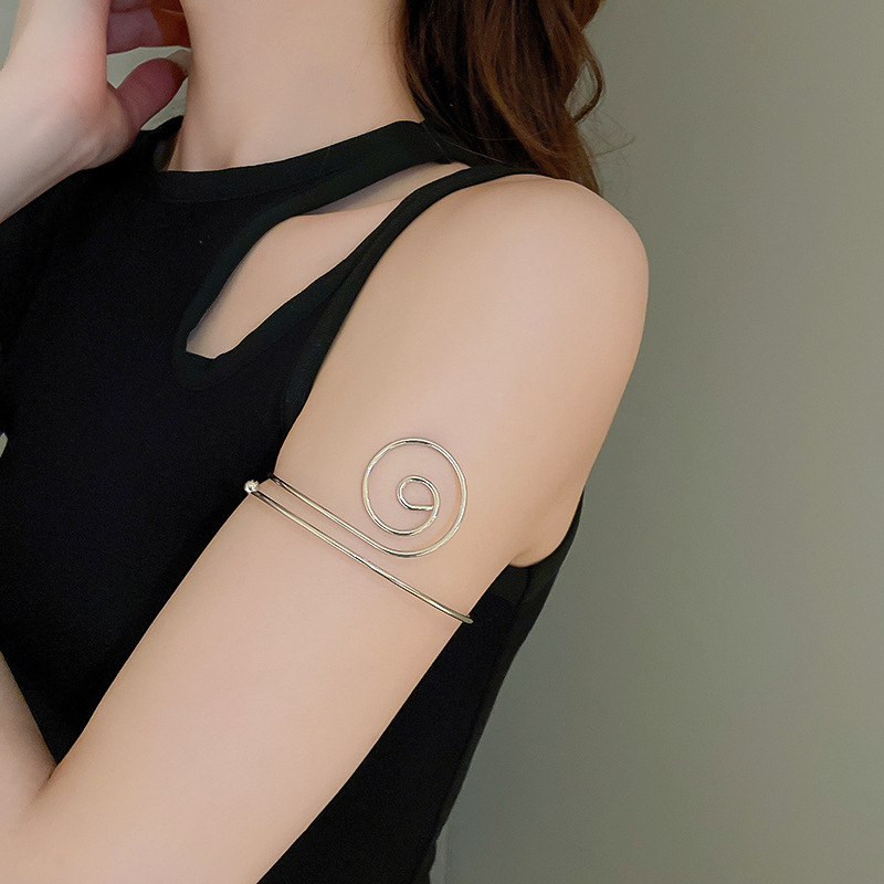 Pulsera plisada irregular de metal estilo europeo y americano fresco elegante pulsera personalidad de alto grado de lujo ligero pulsera al por mayor femenina