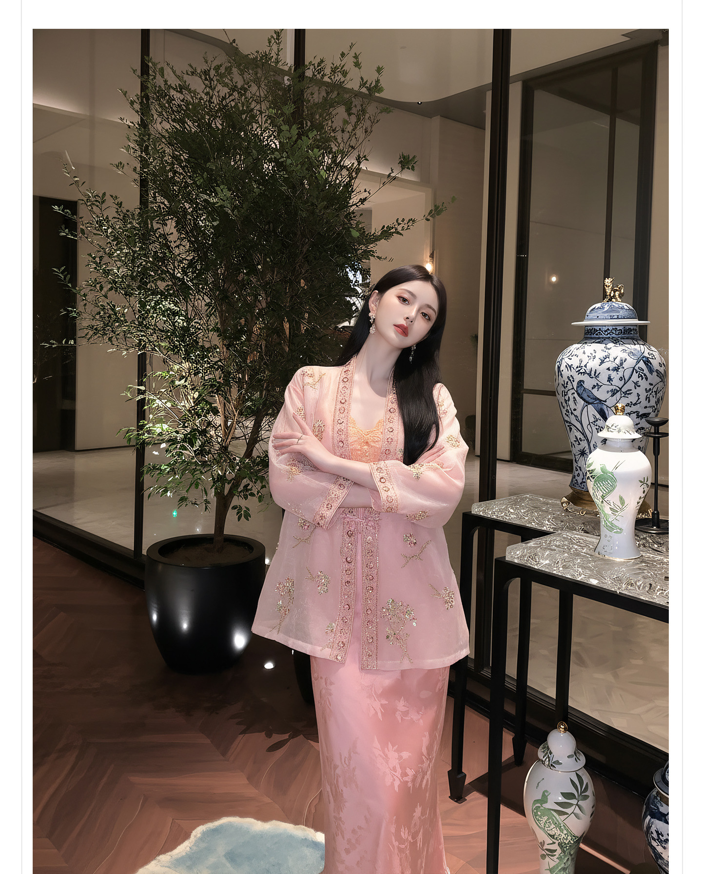 Bộ đầm dây kèm áo khoác thêu hoa phong cách Trung Hoa hiện đại — bộ đồ, đầm dây, Áo khoác màu hồng chi tiết 10