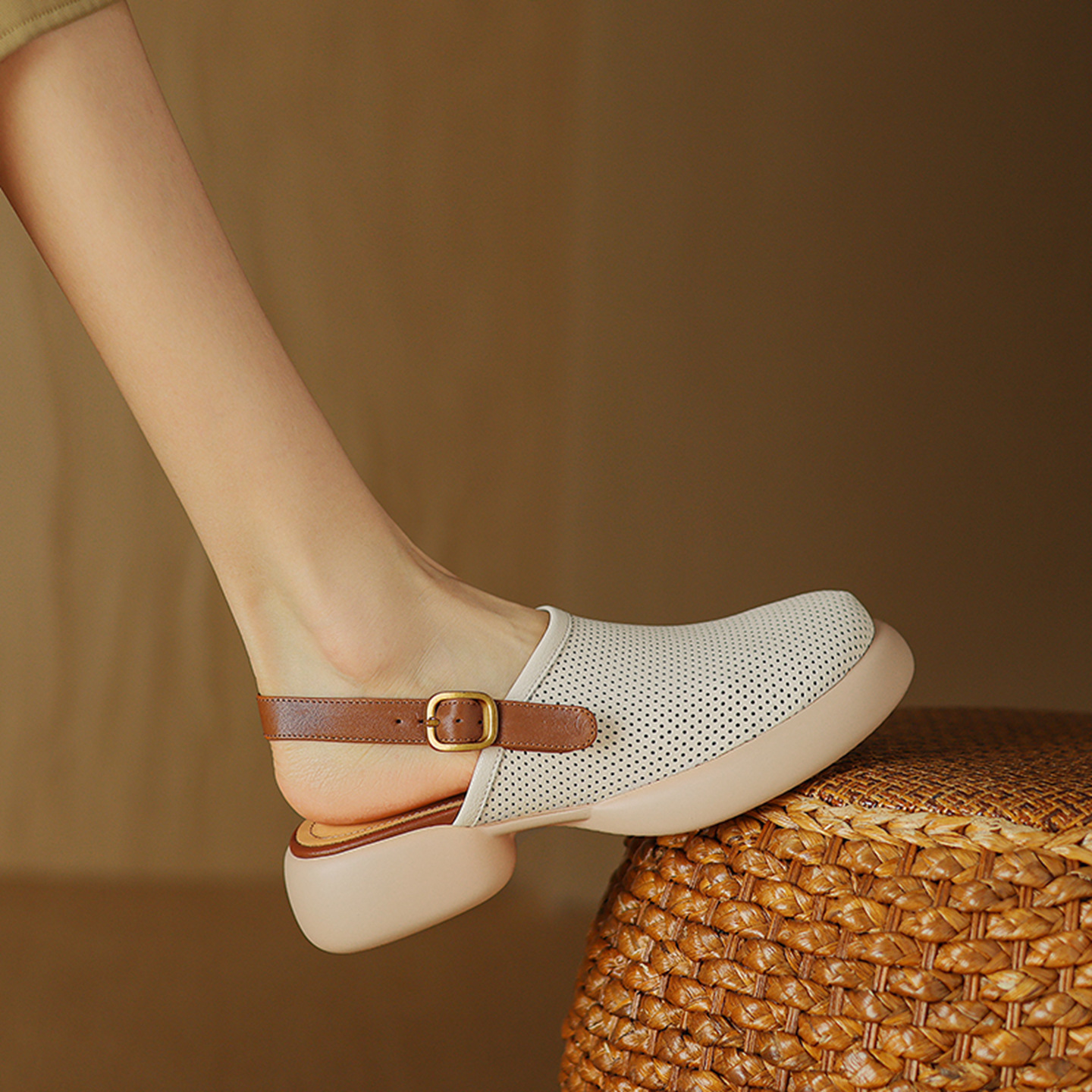 Sandal nữ đế dày mũi kín quai chữ V buộc dây phong cách thể thao — màu trắng ngà chi tiết 10