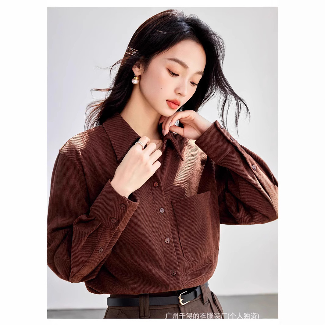 간단한 MAILLARD 스타일 다크 브라운 벨벳 따뜻한 셔츠 여성의 2024 가을과 겨울 긴 소매 캐주얼 우아한 통근 탑