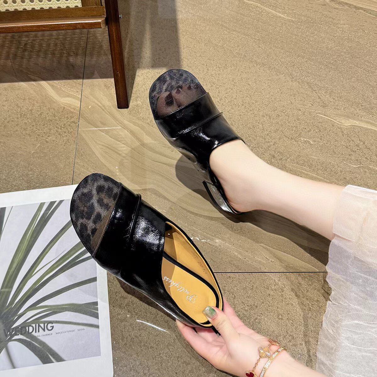 Dép sandal nữ quai chữ V bọc da lưới thoáng khí đế bệt — màu đen