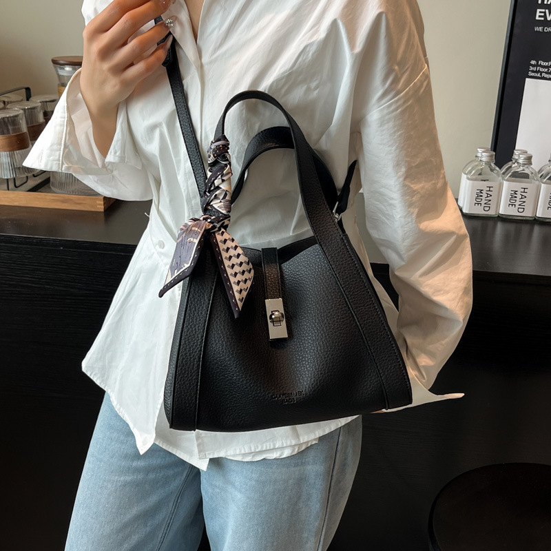 Bolso de mano de textura de alta calidad para mujer 2025 nuevo estilo nicho bolso de cubo de un solo hombro mensajero cesta de verduras bolso de viaje