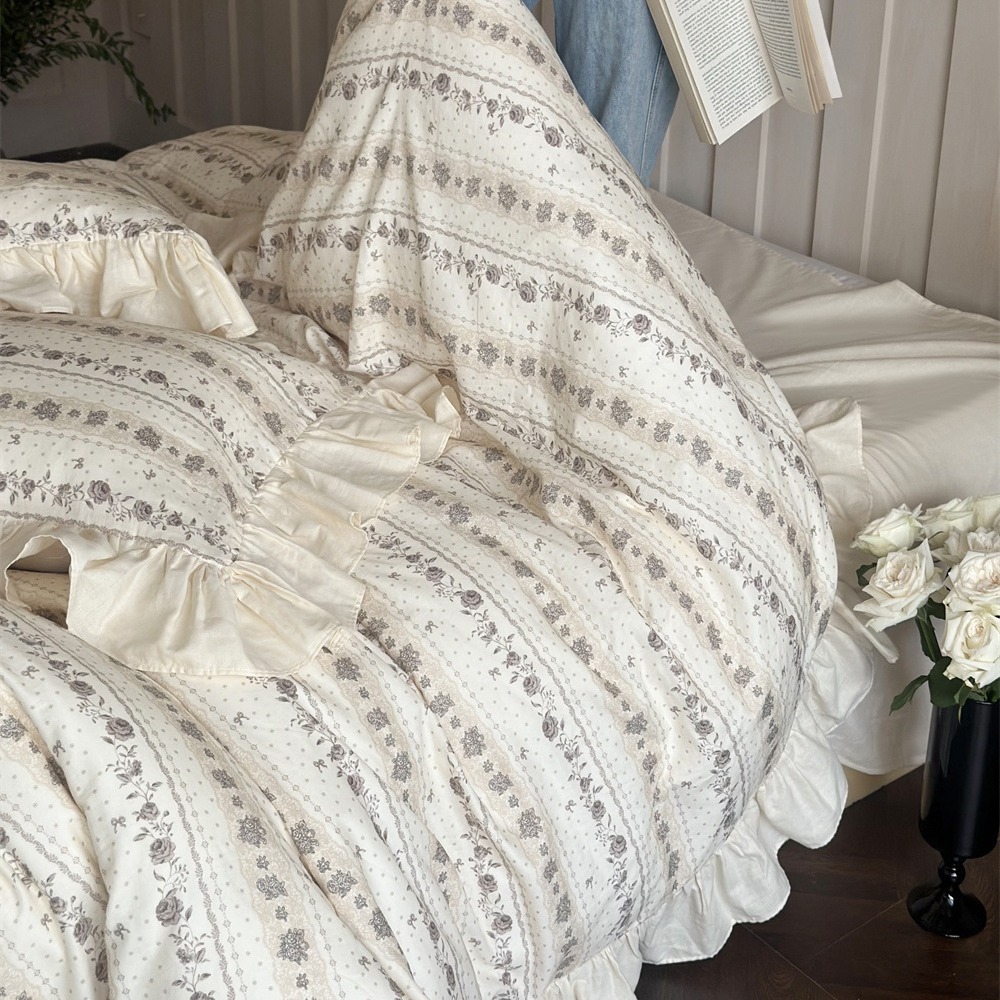 Conjunto de quatro peças em gaze dupla de algodão puro com estampa de rosas, estilo boho romântico vintage nórdico francês. Inclui capa de edredom e cama de renda retrô em algodão puro._voghion.com