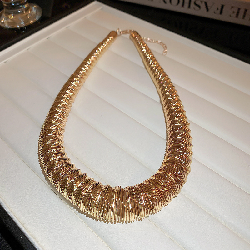 Metall-Design-Sense-Halsband, kleine Menschenmenge übertreibt mittelalterliche Schlüsselbeinkette, Netzrot, modisch, leichter Luxus-Stil_voghion.com