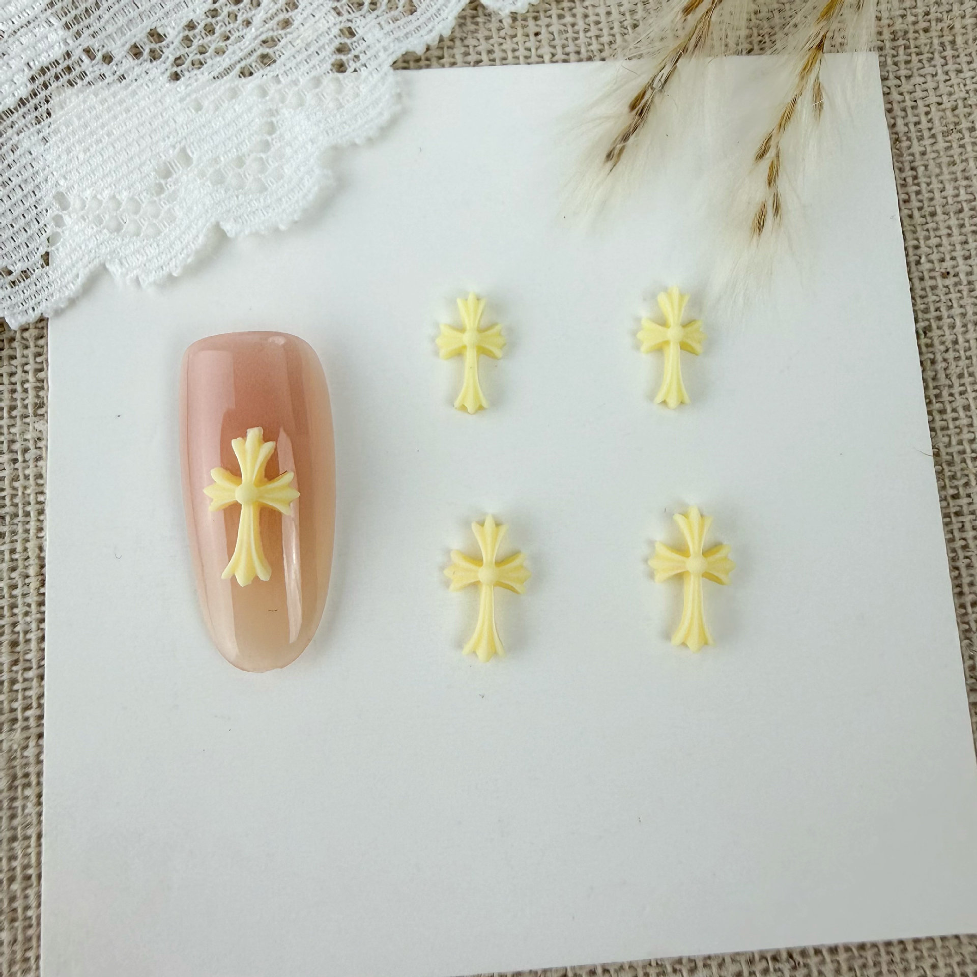 Fábrica de joyas de uñas cruz transfronterizas resina diy color tridimensional cro corazón teléfono móvil caso accesorios de uñas lote