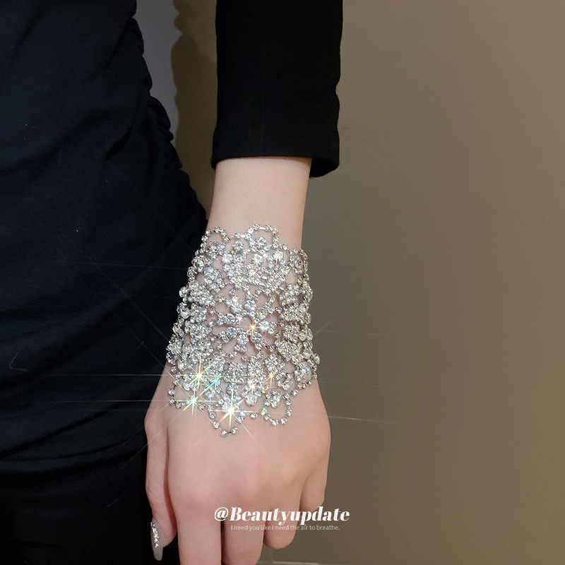 Flores de diamantes súper brillantes, una pulsera multiuso, pulsera de lujo ligera de temperamento de moda, joyería de alta gama de nicho de personalidad