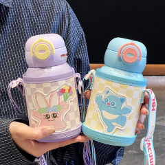 子供用魔法瓶カップ、漫画落下防止、大容量ウォーターカップ、見栄えの良い学生学校ポータブルダブルストローカップ