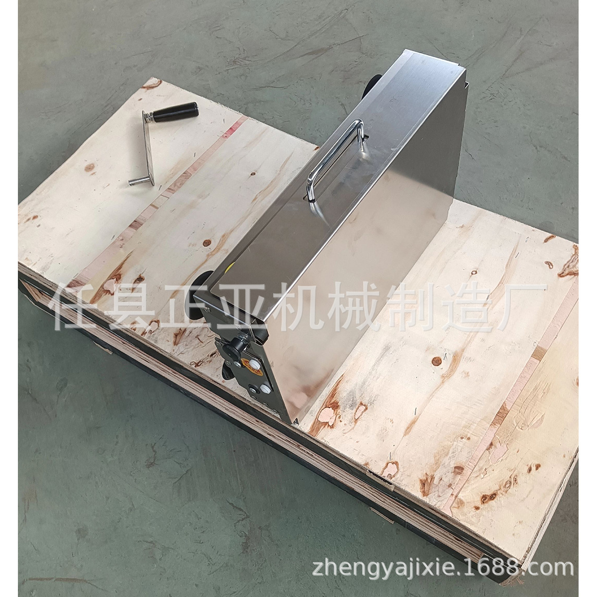 The Desktop Folding Pastry Machine Used by Bread Baking Shops, Croissant Folding Pastry Machine, Hand-Cranked Thickness Adjustable