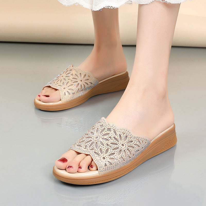 Middle-aged Women's Slippers Mother's Sandals Slippers Women's Summer Outwear Fashionable Soft Sole Non-slip Comfortable Flat Sandals Women's Shoes Middle-aged Women's Slippers Mother's Sandals Slippers Women's Summer Outwear Fashionable Soft Sole Non-slip Comfortable Flat Sandals Women's Shoes