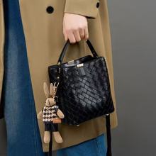 质感手提水桶包包女式2025新款超火上班通勤单肩包时尚斜挎编织包